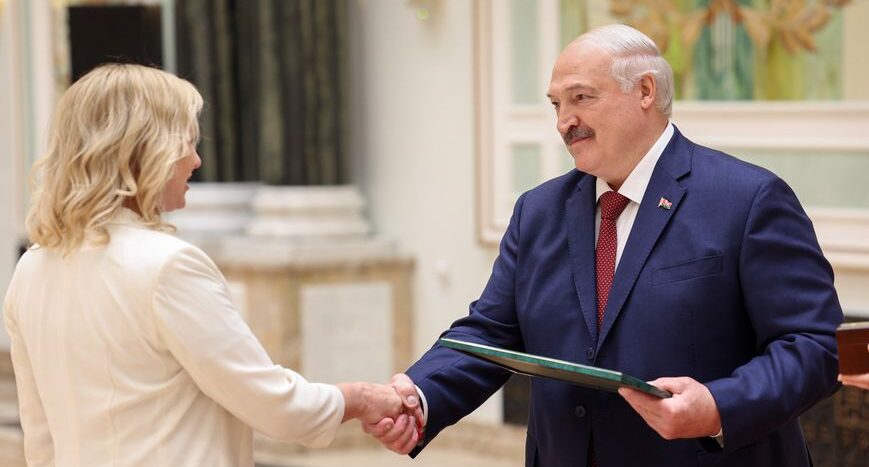 Александр Лукашенко — выпускникам вузов: мир огромен, а Беларусь у нас одна