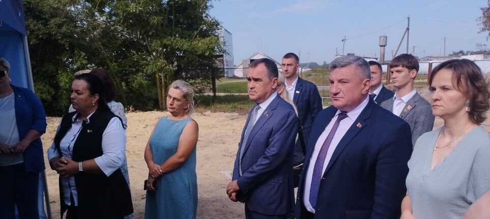 Сенатор Александр Карпицкий посетил место обнаружения массового захоронения мирных жителей времен Великой Отечественной войны в агрогородке Ленинский Жабинковского района