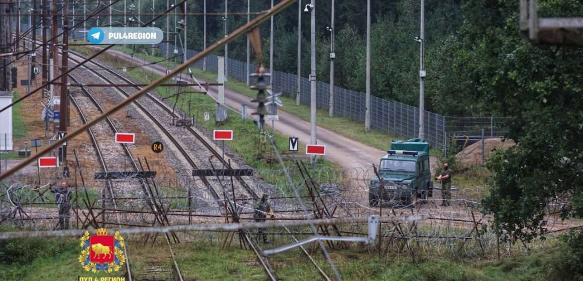 Польша перегородила проволокой железнодорожный переход на границе с Беларусью