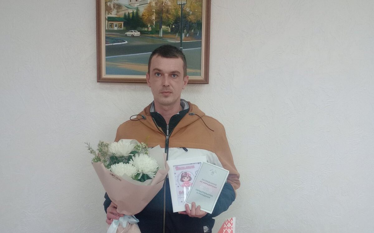 Первый документ для маленькой дочурки получил в Жабинковском ЗАГСе счастливый отец