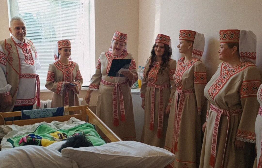 В Жабинковскую райбольницу — с концертной программой, поздравлениями и открытками