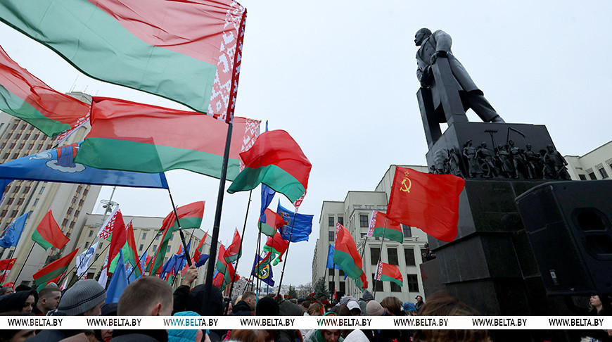 День трудовых достижений и важных открытий. Александр Лукашенко подчеркнул созидательный смысл праздника 7 ноября