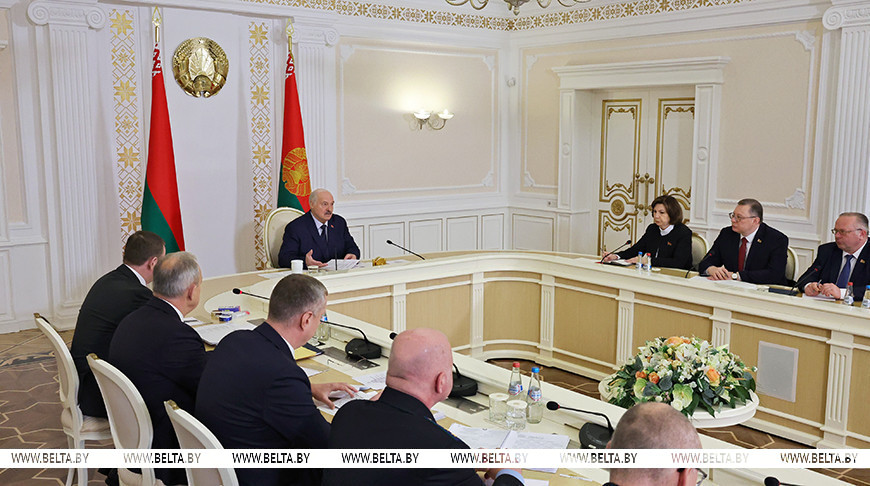 Лукашенко сравнил экономию на уличном освещении с годовым повышением пенсии