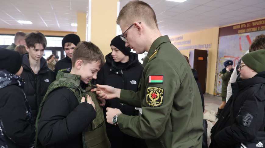 Около 350 школьников пригласили на день части в 48-й батальон радиоэлектронной борьбы