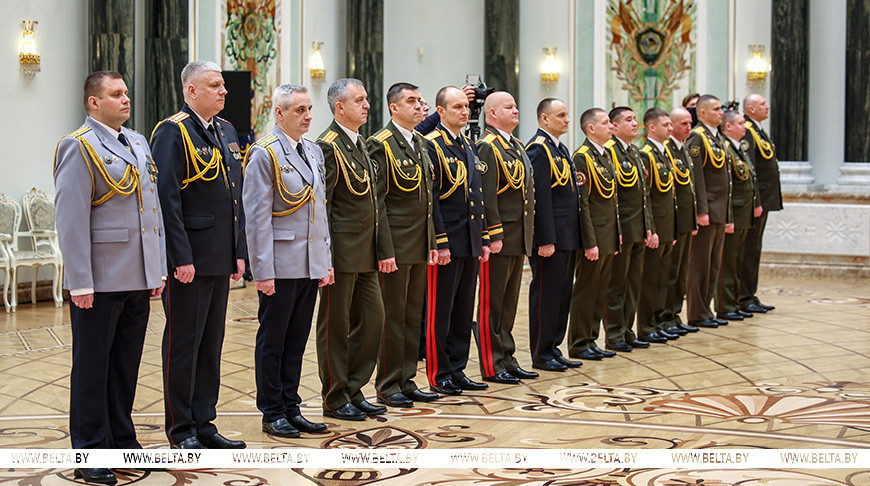 Лукашенко: все люди в погонах сдадут экзамен на профпригодность