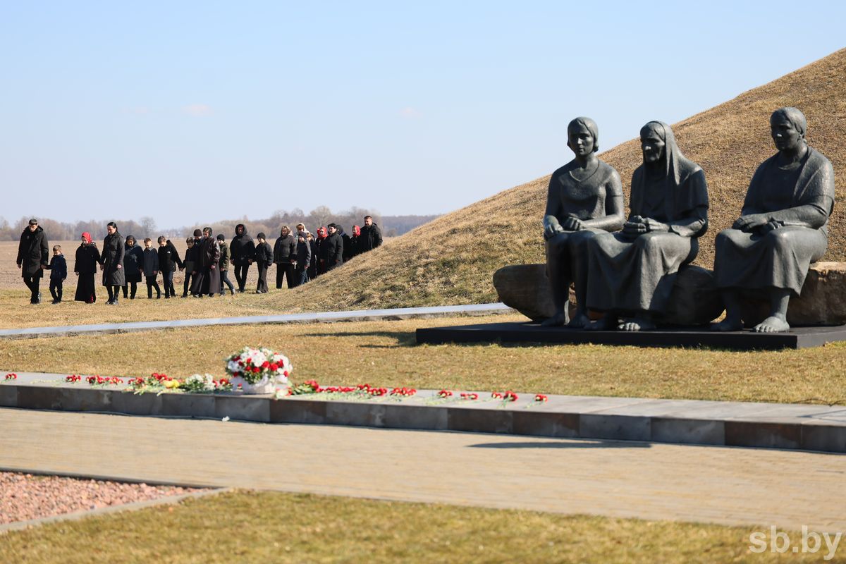 887 сожженных деревень Брестчины: в мемориальном комплексе «Дремлево» Жабинковского района прошел митинг