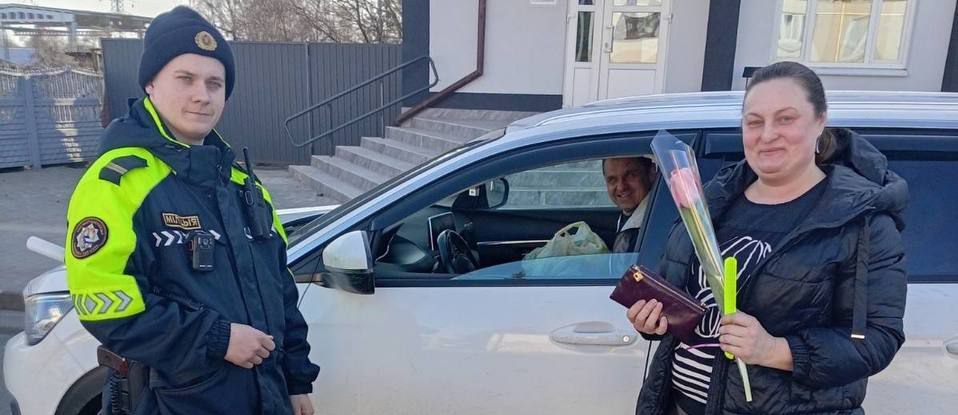 Сотрудники ОГАИ Жабинковского РОВД поздравили автоледи с 8 Марта