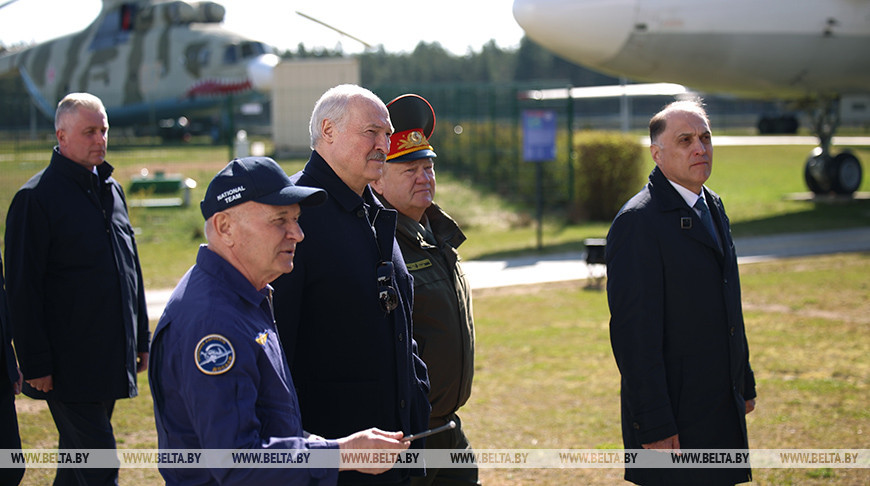 Лукашенко посетил Минский аэроклуб ДОСААФ