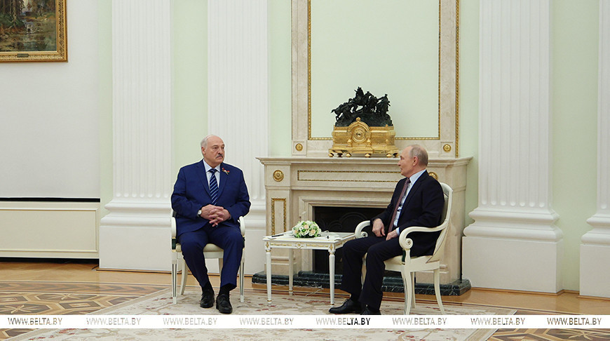 Лукашенко назвал Победу великим достоянием и отметил противную позицию некоторых «товарищей»