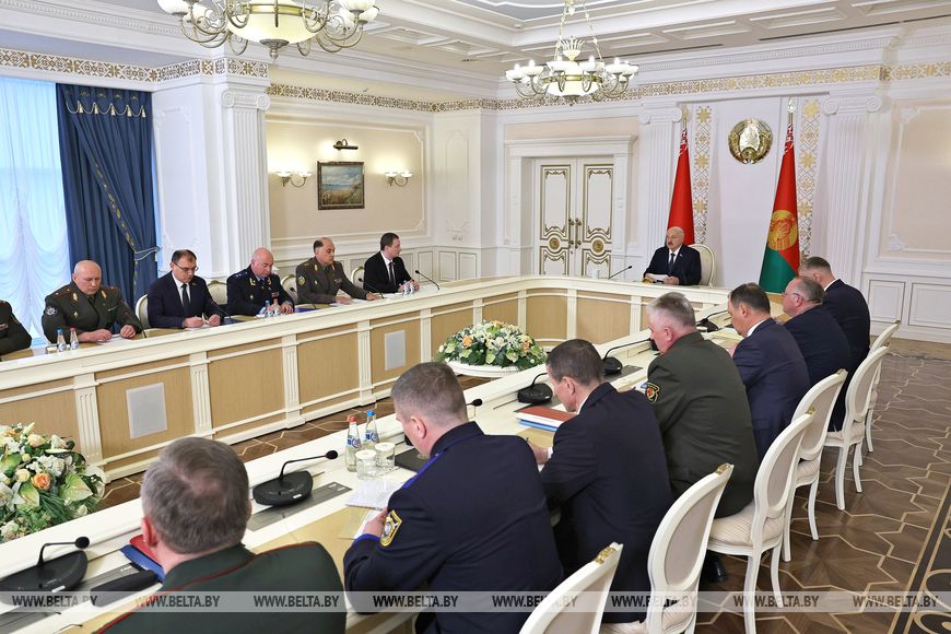 Госпрограмма вооружения на пятилетку стала темой совещания у Лукашенко