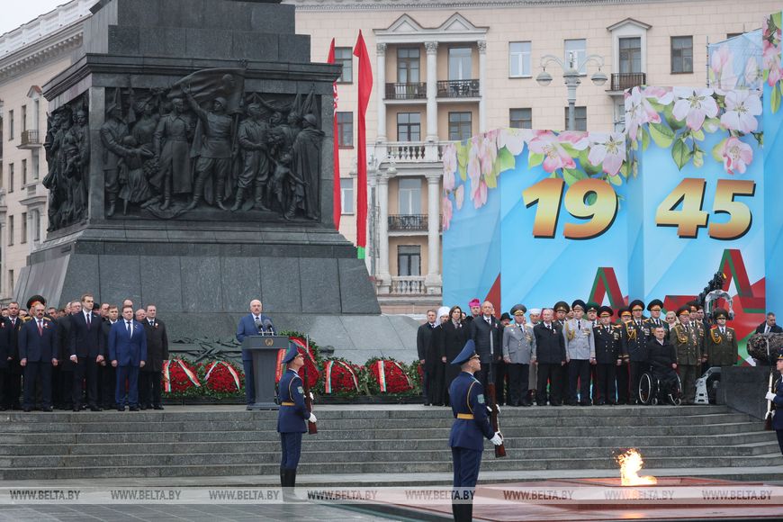 Выступление Лукашенко 9 Мая на церемонии возложения венков и цветов к монументу Победы