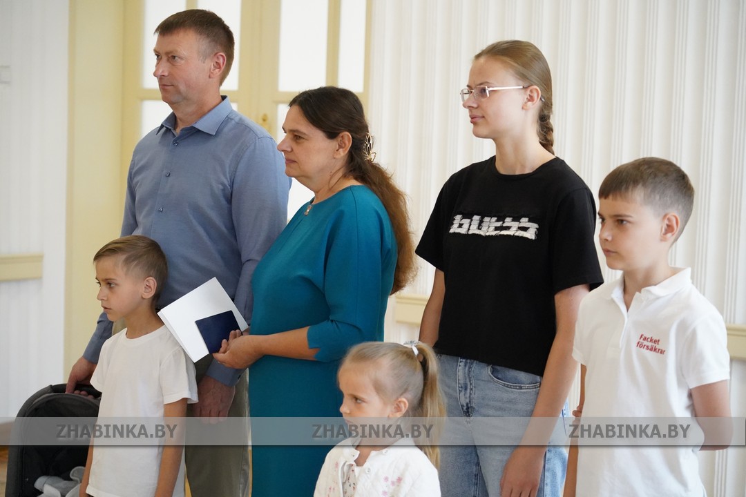 В День семьи своего девятого малыша зарегистрировала в загсе жабинковская семья