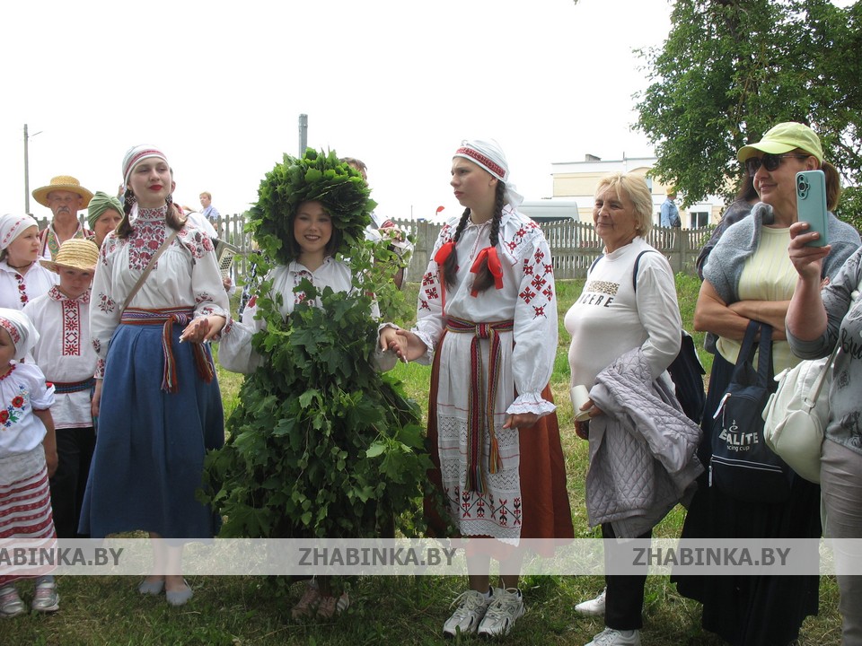 В Хмелеве Жабинковского района провели старинный народный обряд «Вождение Куста»