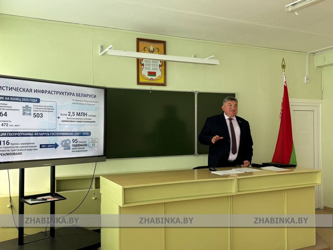 В Единый день информирования глава депутатского корпуса Жабинковщины Андрей Юруть выступил перед коллективом Ракитницкой средней школы
