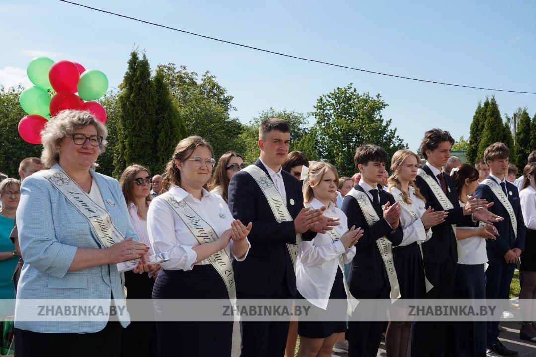 Праздник последнего звонка в Ракитницкой средней школе разделило с выпускниками руководство области и района