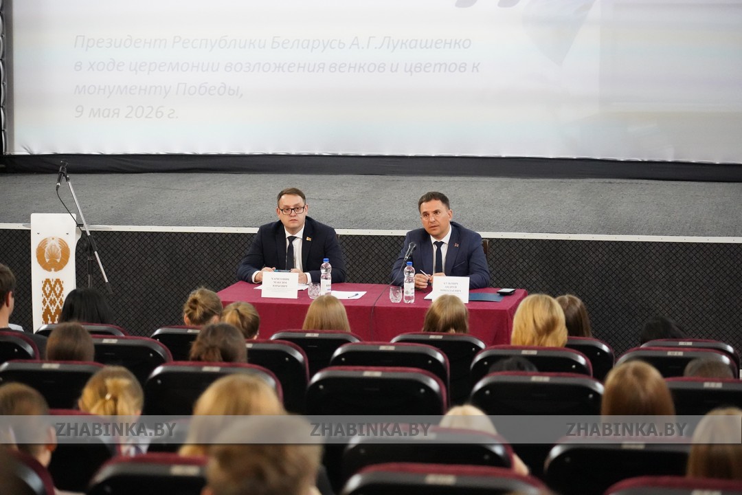 Сегодня в рамках единого дня информирования населения председатель Жабинковского райисполкома Андрей Кузьмич провёл встречу с молодёжным активом