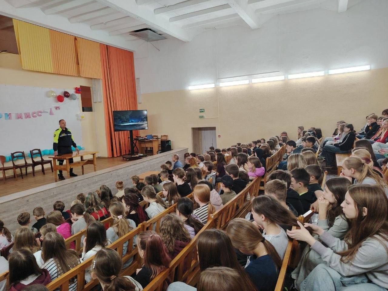 Сотрудники ОГАИ Жабинковского РОВД в детском оздоровительном лагере «Орленок» организовали проведение обучающих занятий по безопасному вождению велосипедов и средств персональной мобильности