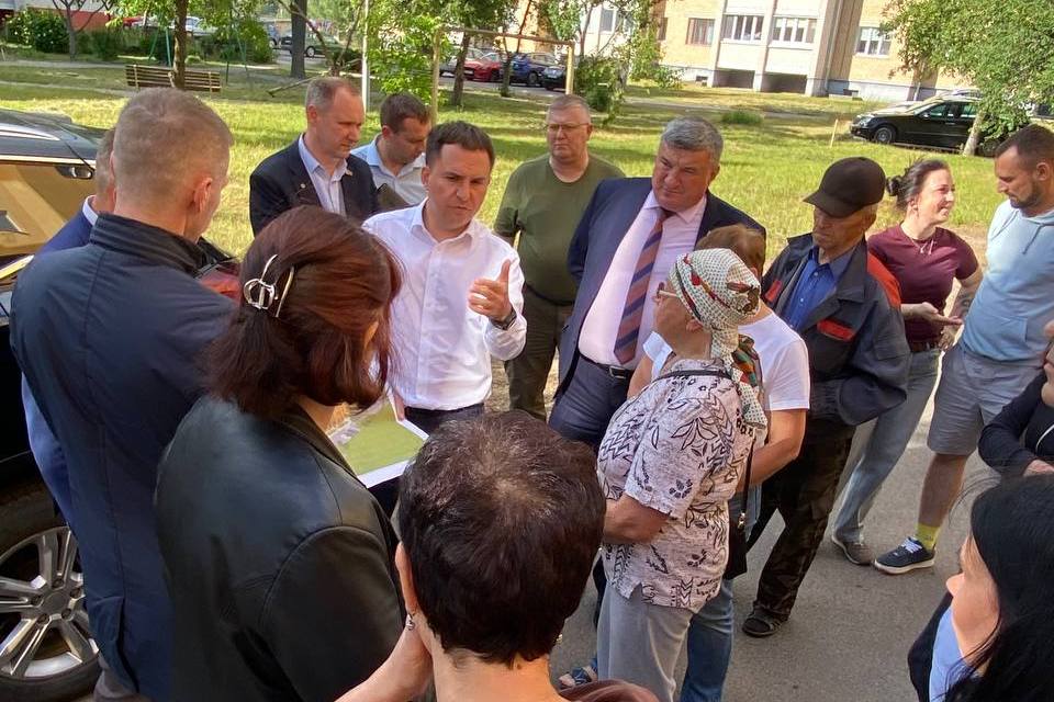 Руководство Жабинковского района обсудило благоустройство придомовых территорий с местными жителями