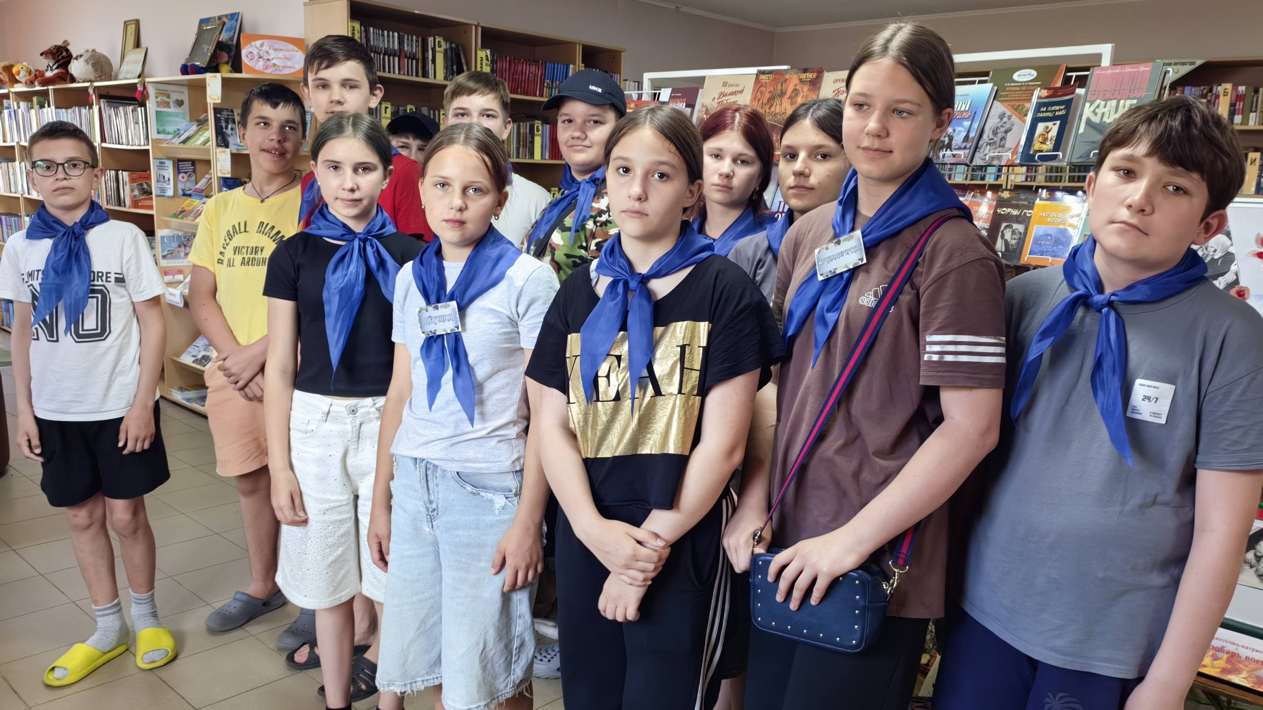 Нам дороги эти позабыть нельзя