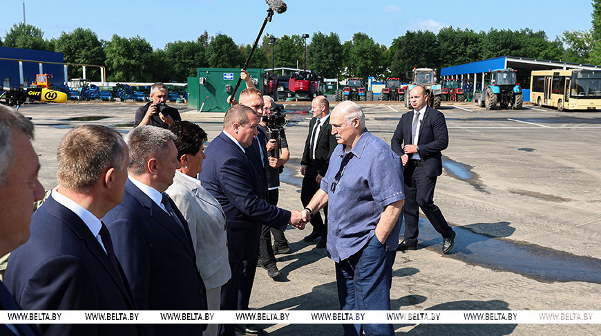 Лукашенко на примере агросервиса в Шклове рассмотрел перспективы развития подобных организаций в стране videobel.by