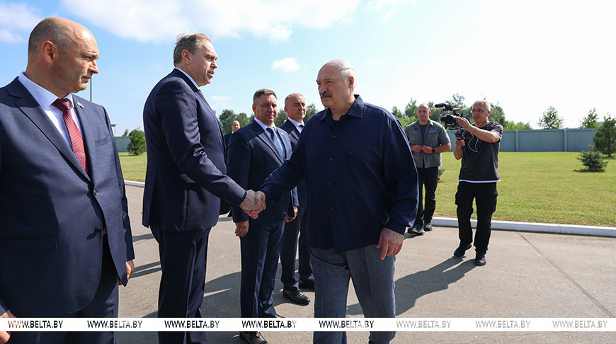 В графике Президента — тема животноводства. Лукашенко посетил хозяйство, где разводят красную породу коров