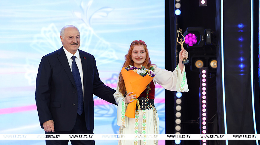 Гран-при детского музыкального конкурса получила белоруска Елизавета Цуприк. Награду вручил Лукашенко