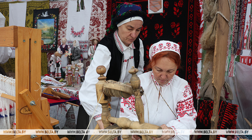 Мастерицы из Беларуси поделились секретами творчества на «Купалье» в Александрии