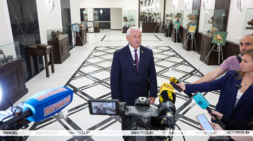В Брестской области реализуют программу по развитию агросервисов и испытывают новейшие пресс-подборщики