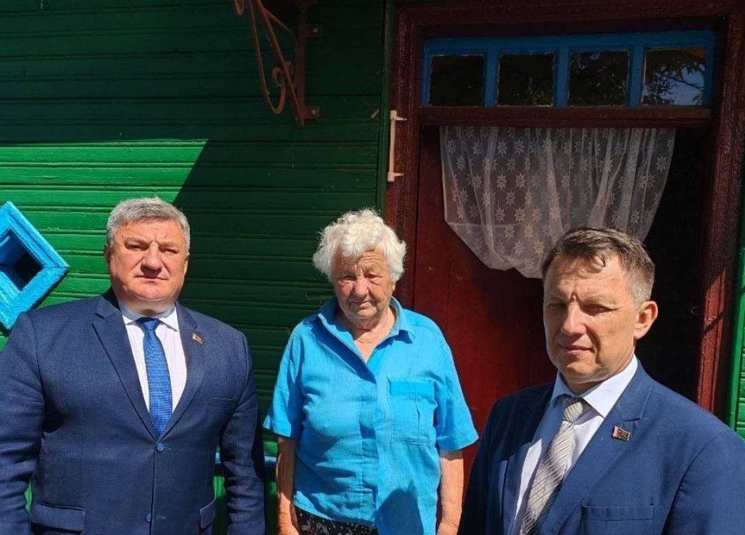 Районный Совет депутатов поздравил жительницу агрогородка Большие Яковчицы с юбилеем