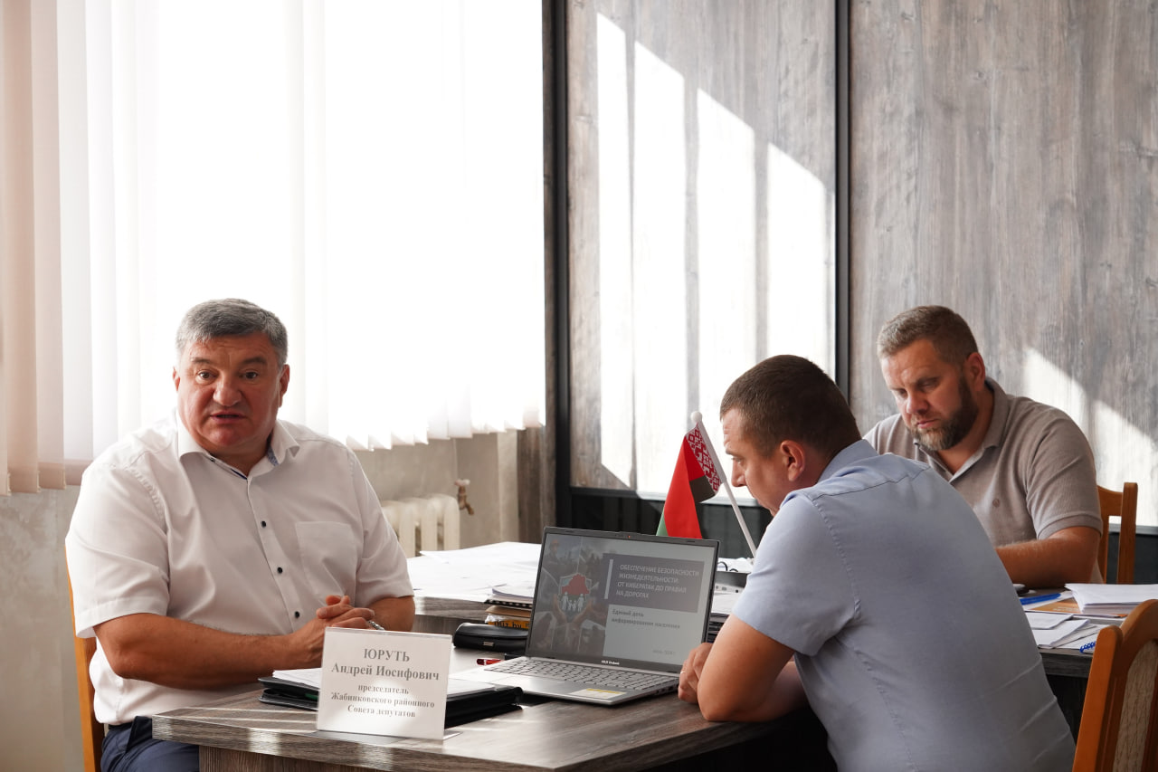 В рамках единого дня информирования населения председатель Жабинковского районного Совета депутатов Андрей Юруть провёл встречу с трудовым коллективом сельскохозяйственного предприятия «Орепичи»