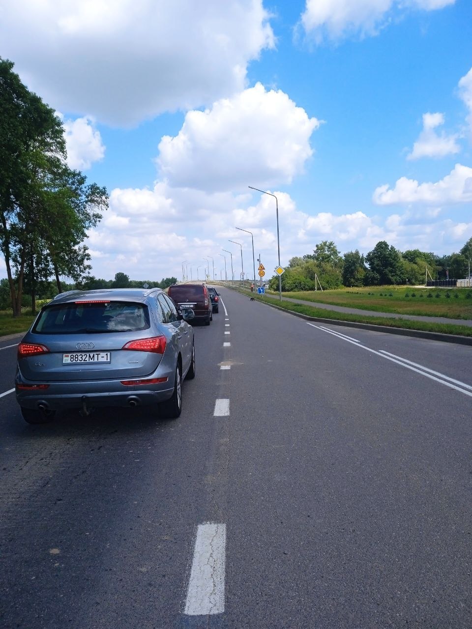 Продолжаются работы по нанесению дорожного покрытия на мосту через реку Муховец по ул.Кирова