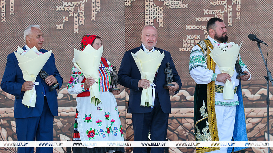 Лукашенко наградил четырех обладателей почетного звания «Ганаровы паляшук»