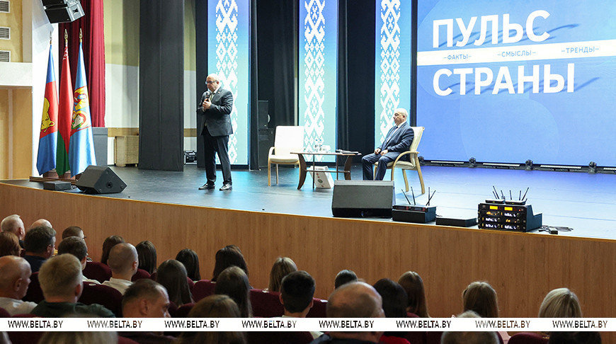 «Важно сохранить настоящее и почаще задумываться, что ждет в будущем». Какие темы звучали на встрече Жука с кобринчанами
