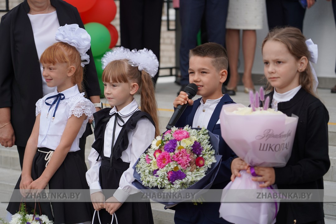 Торжественная линейка «Здравствуй, школа!» в Кривлянской средней школе объединила учеников, педагогов, родителей и почетных гостей